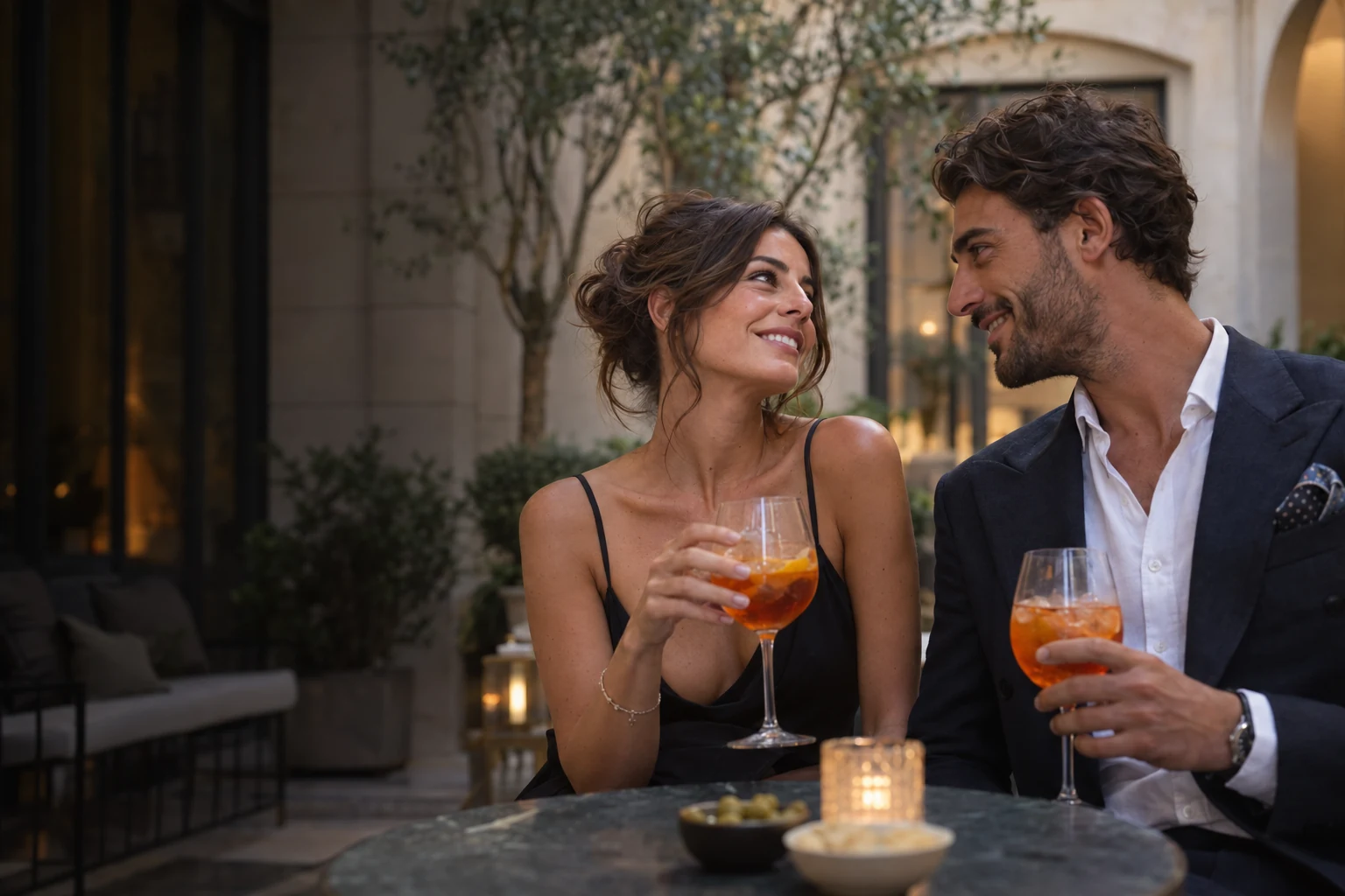 Coppia italiana adulta illustrativa durante un aperitivo in un cortile milanese